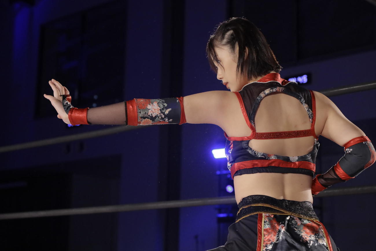 9日八王子大会で、空手の型のポーズを披露する長野じゅりあ（東京女子プロレス提供）