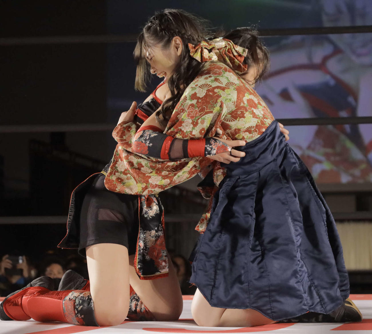 9日八王子大会で、抱き合って健闘をたたえる長野じゅりあ（左、と）宮本もか（東京女子プロレス提供）