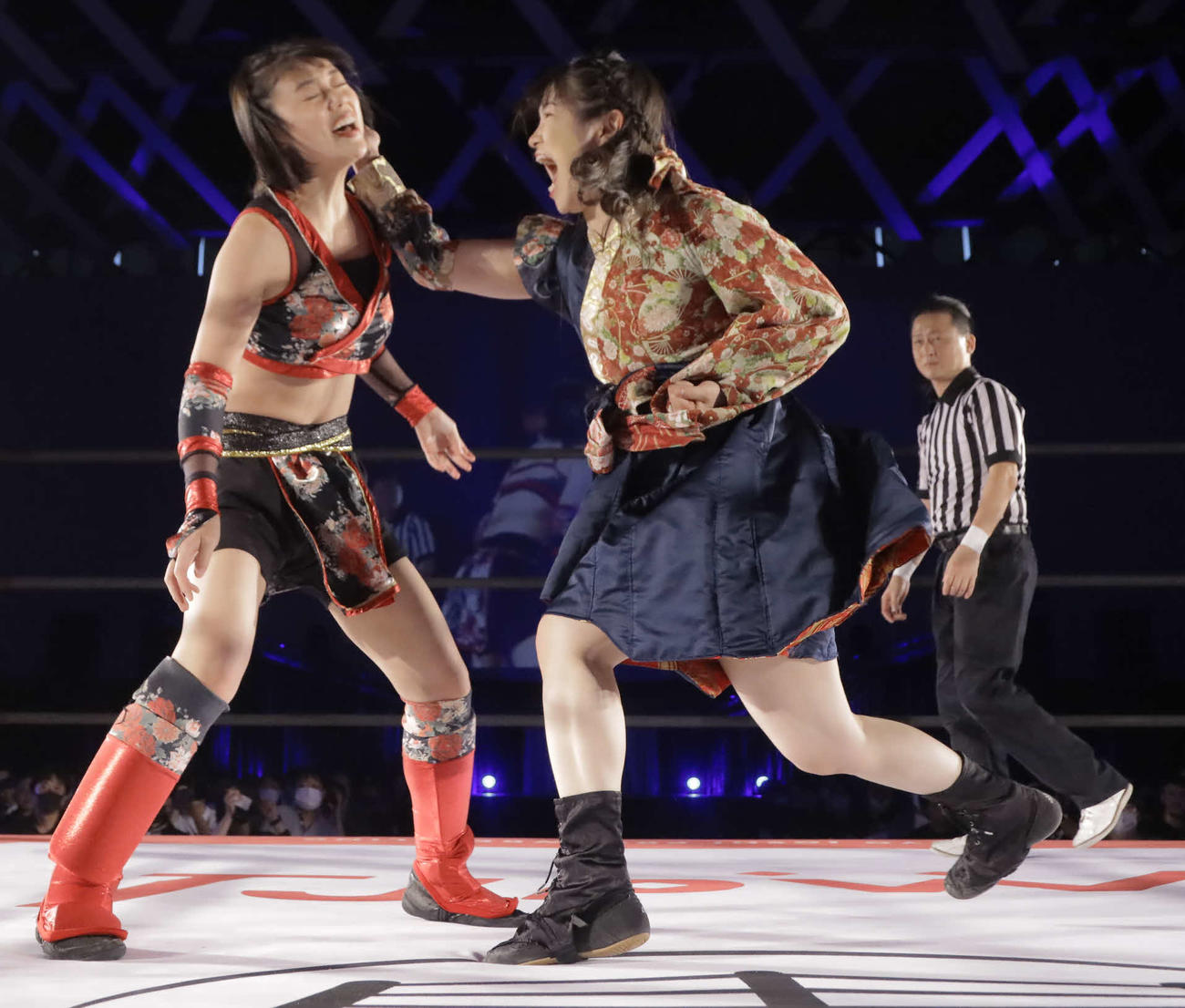 9日八王子大会で、長野じゅりあに空手チョップを浴びせる宮本もか（東京女子プロレス提供）