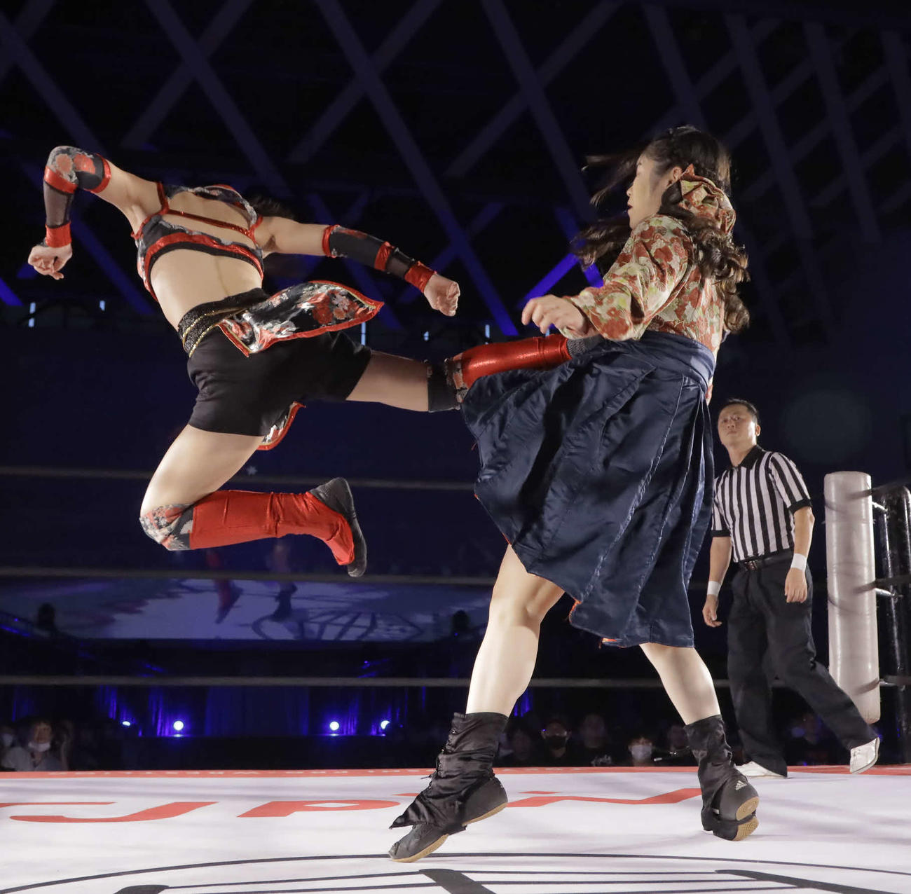 9日八王子大会で、宮本もかに回し蹴りを炸裂させた長野じゅりあ（東京女子プロレス提供）