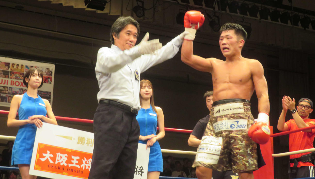 勝ち名乗りを受ける東洋太平洋スーパーライト級王者永田大士（右端）