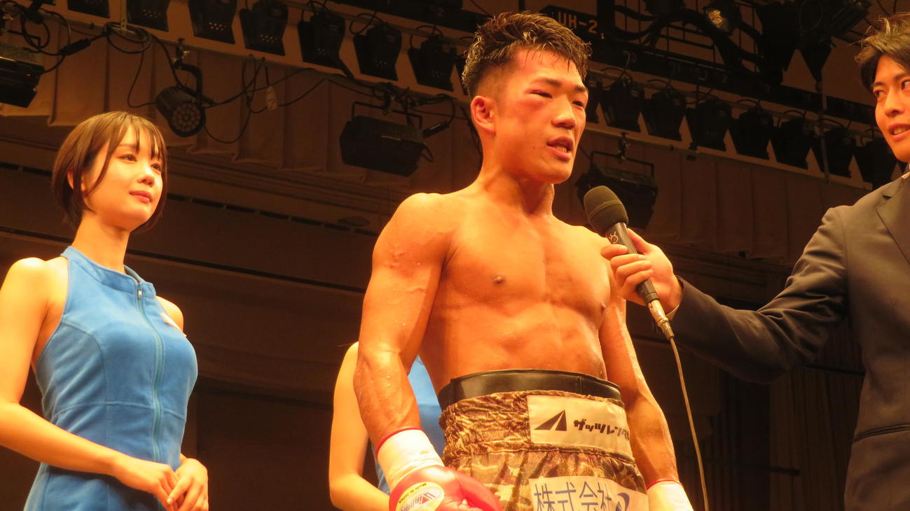 勝利者インタビューを受ける東洋太平洋スーパーライト級王者永田大士（中央）