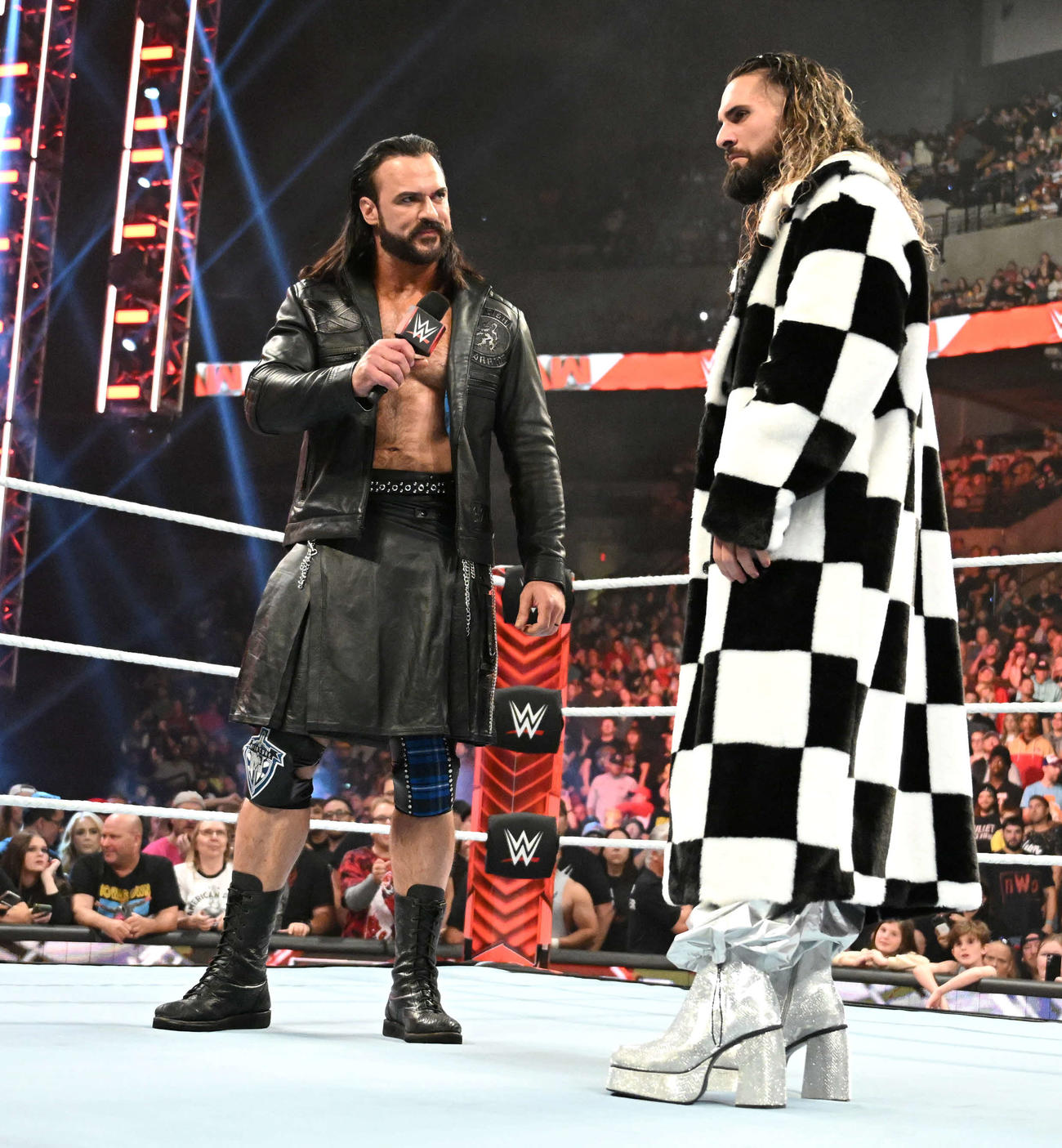 WWE世界ヘビー級王者セス“フリーキン”ロリンズ（右）に挑戦表明したドリュー・マッキンタイア（C）2023 WWE, Inc. All Rights Reserved.