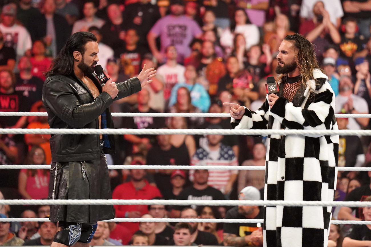 WWE世界ヘビー級王者セス“フリーキン”ロリンズ（右）とリング上で向き合うドリュー・マッキンタイア（C）2023 WWE, Inc. All Rights Reserved.