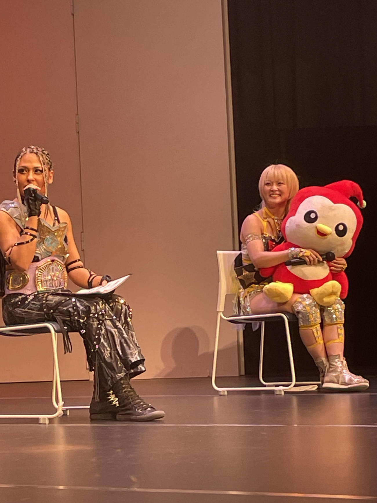 「新日本プロレス・STARDOM合同戦略発表会　2023」に出席した、ジュリアと、タイへ乗り込むことが決まったなつぽい（右）