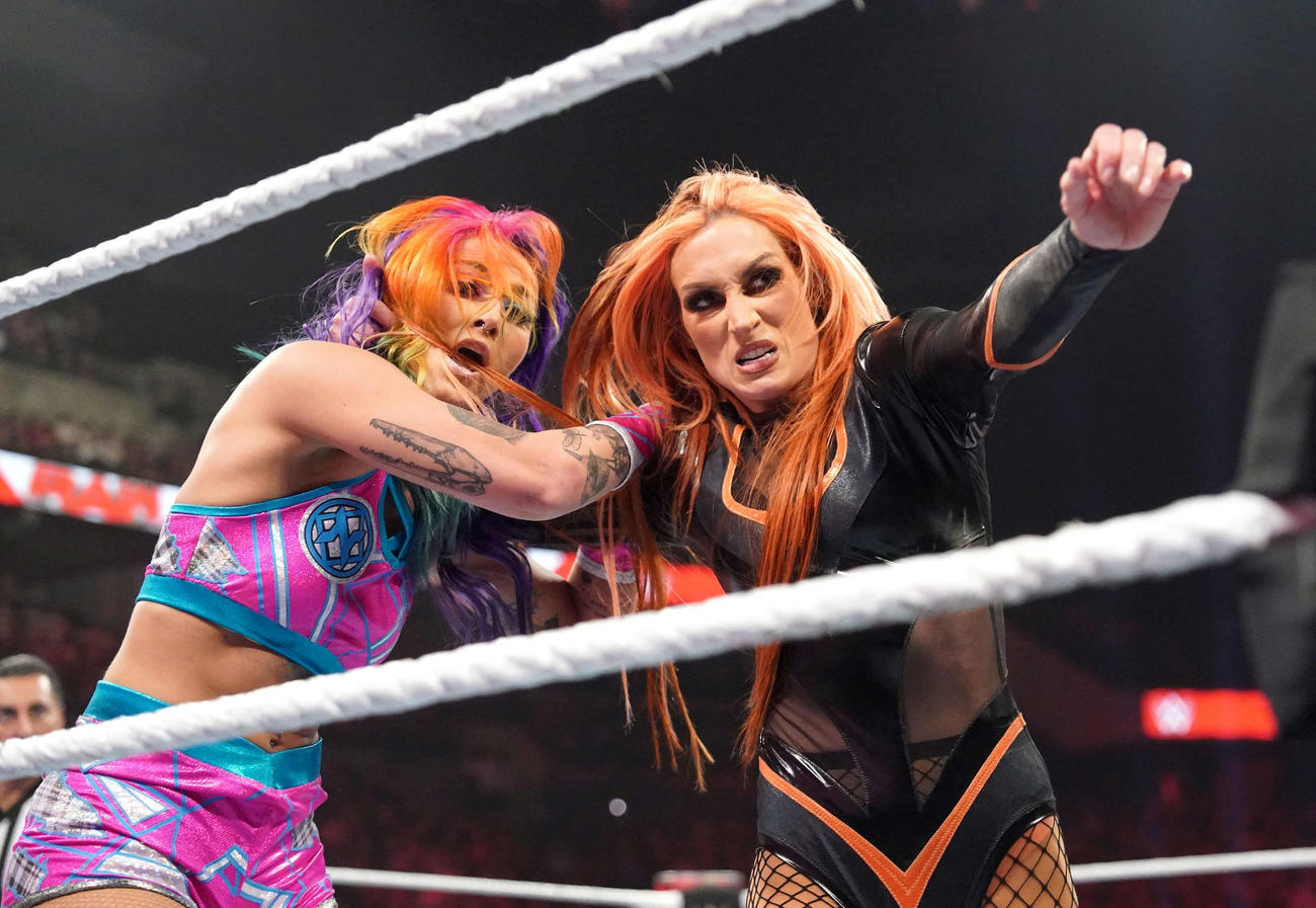 ティーガン・ノックス（左）と激しい攻防を繰り広げたNXT女子王者ベッキー・リンチ（C）2023 WWE, Inc. All Rights Reserved.