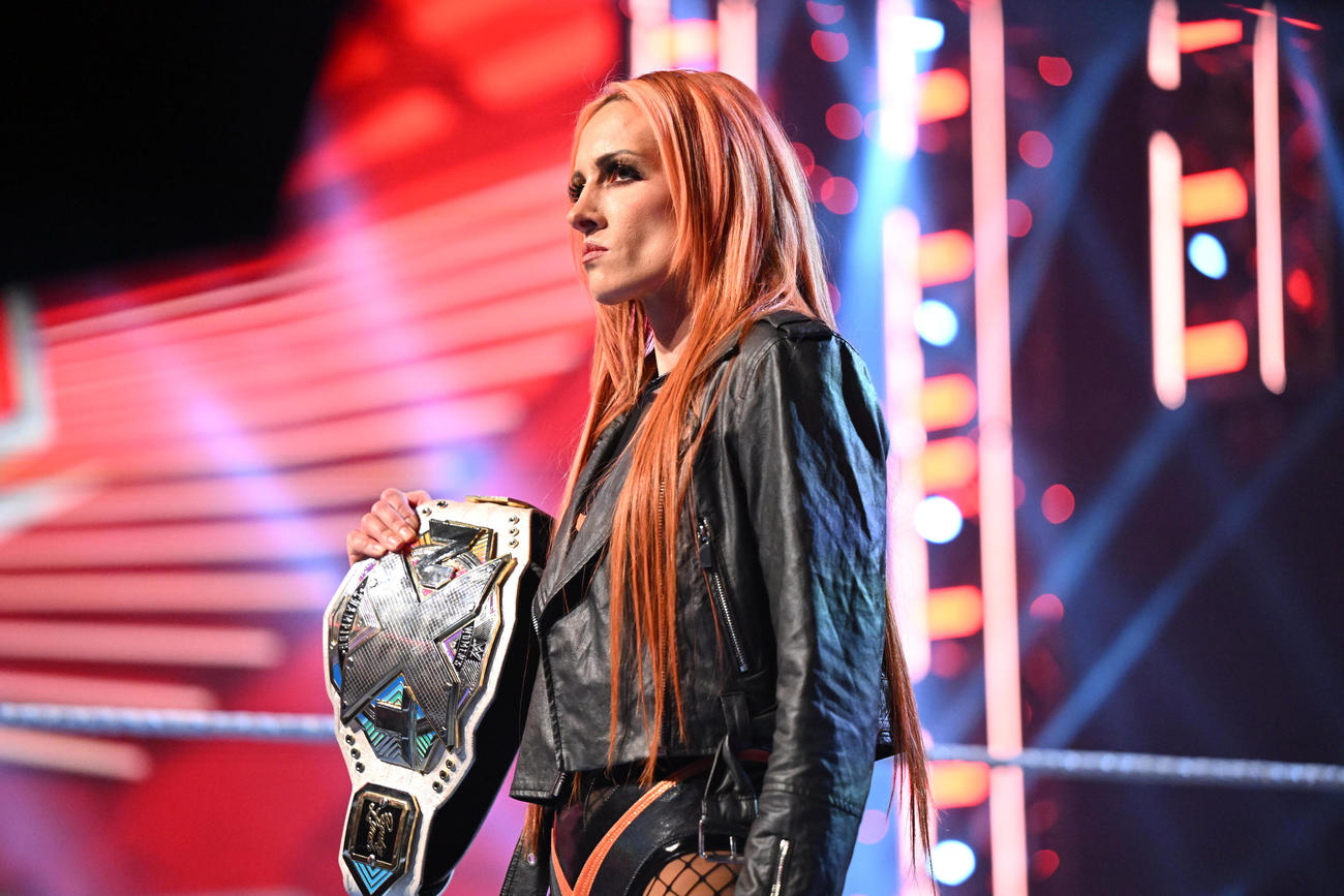 NXT女子王座ベルトを右手に持って入場した王者ベッキー・リンチ（C）2023 WWE, Inc. All Rights Reserved.