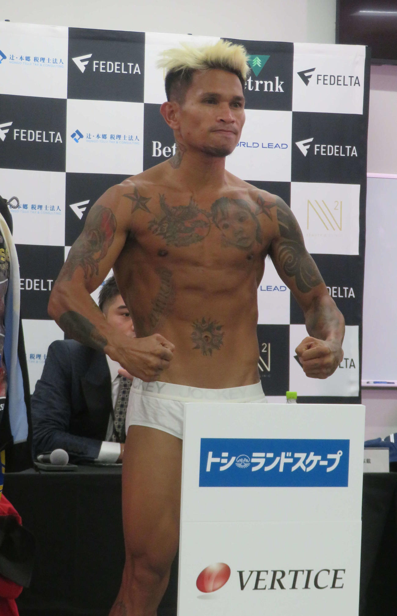 リミットで計量クリアした元WBO世界バンタム級王者ジョンリール・カシメロ