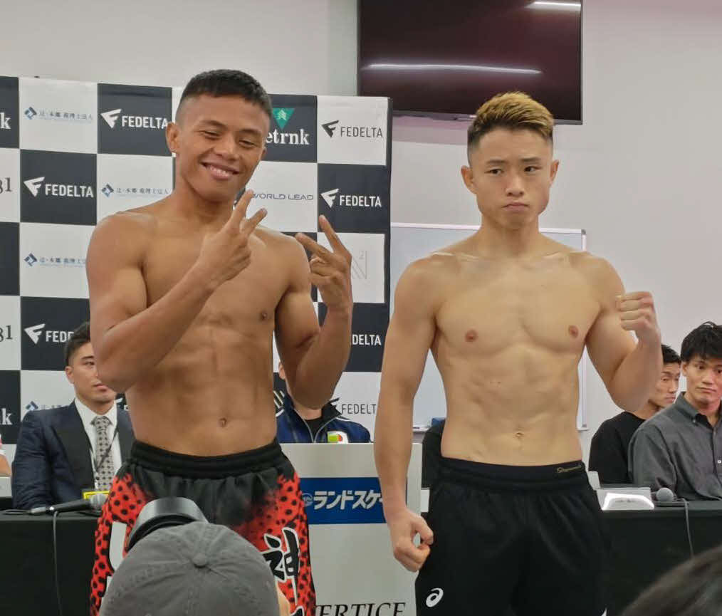 世界ランカーのビンス・パラス（左）のお茶目なポーズを横目に気合の入った表情をみせた元日本ミニマム級王者石沢開