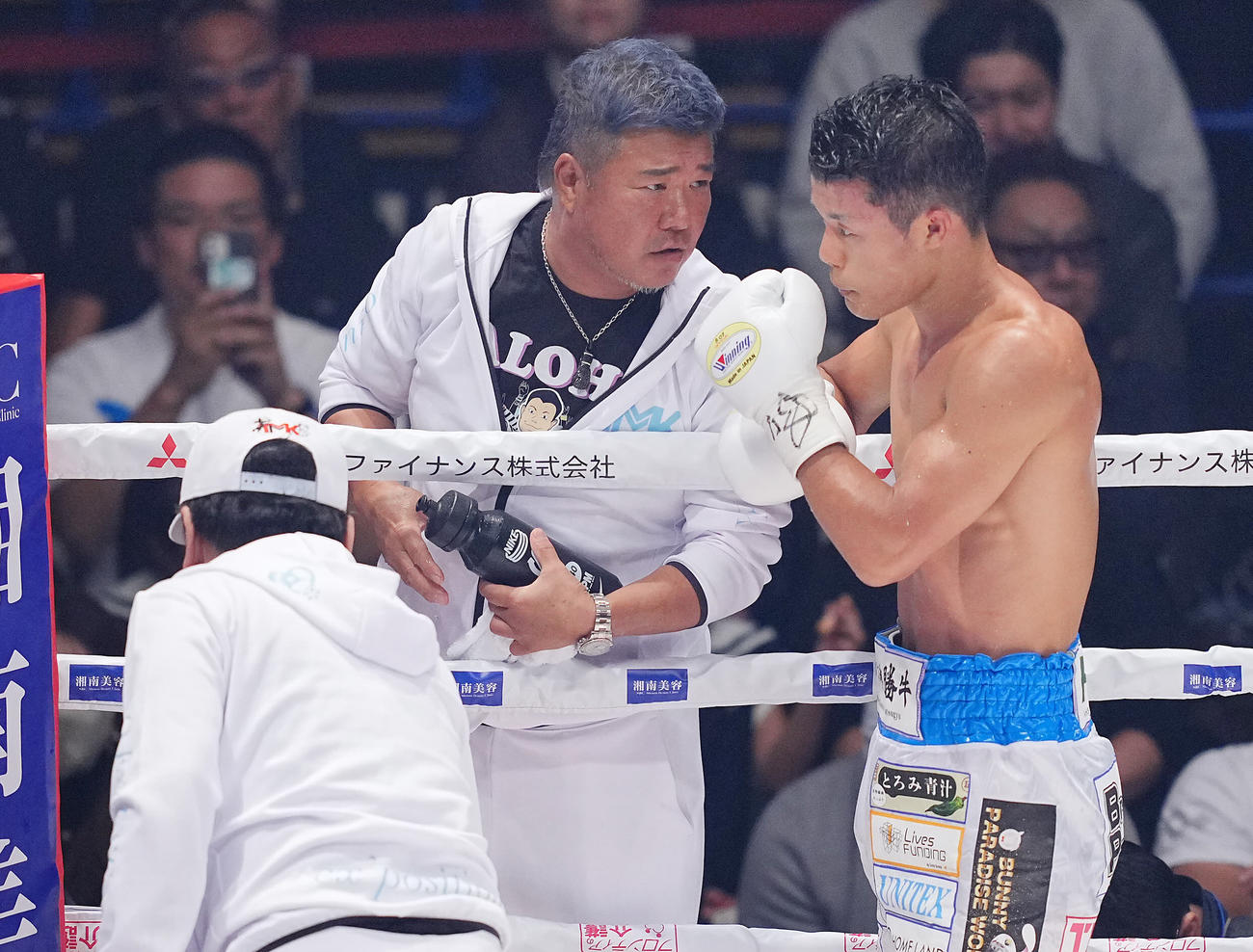亀田和（右）へ指示を出す父の史郎トレーナー（2023年10月7日撮影）