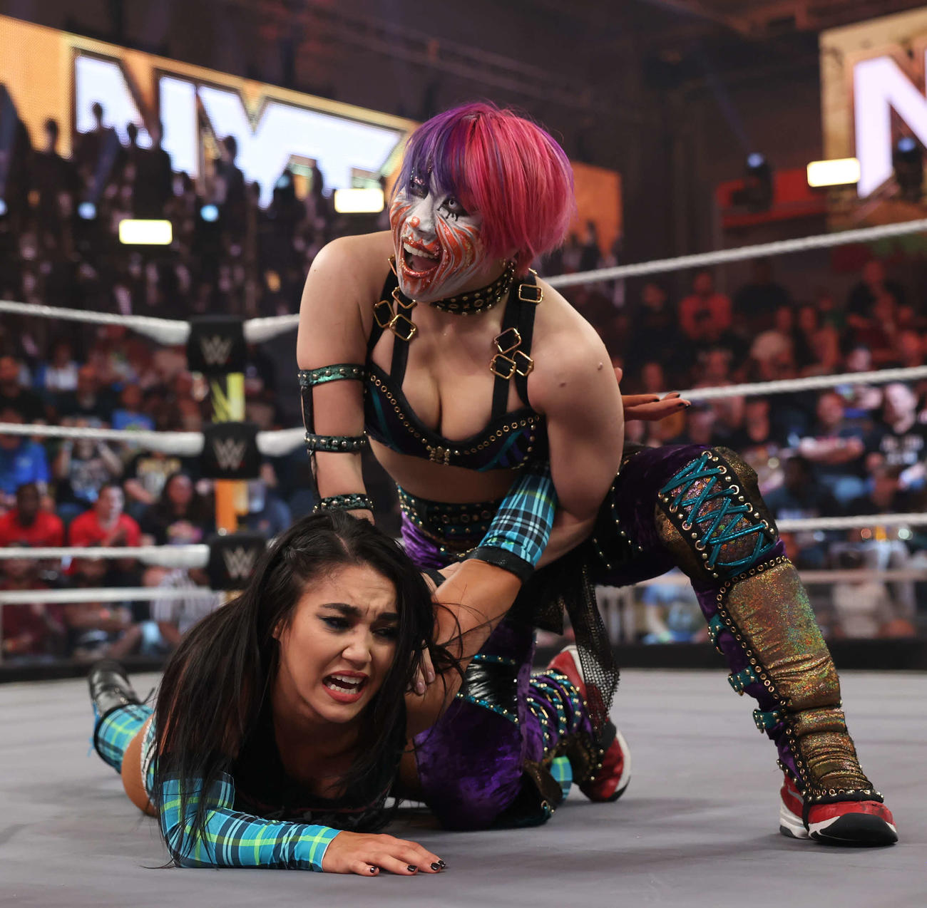 ロクサーヌ・ペレス（下）を腕固めで追い詰めるアスカ（C）2023 WWE, Inc. All Rights Reserved.