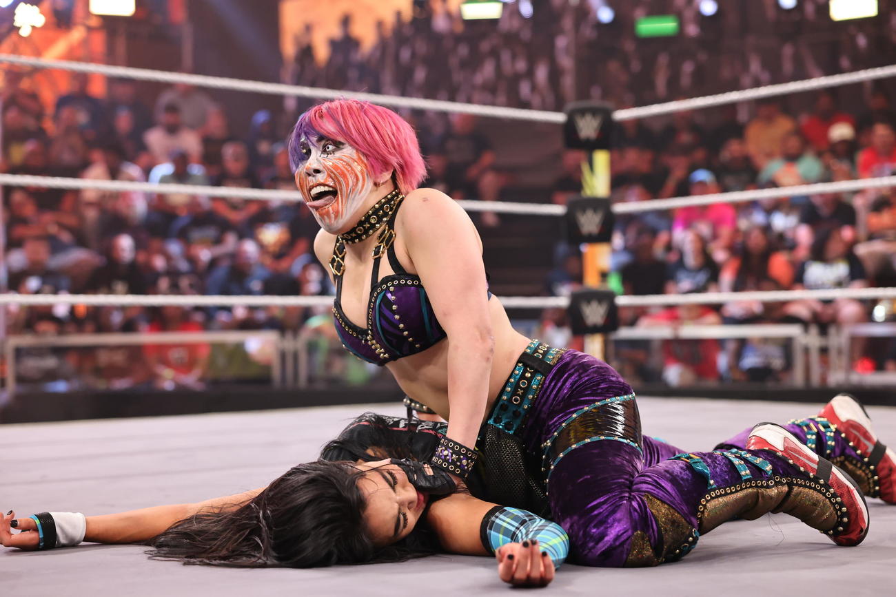 ロクサーヌ・ペレス（下）を舌を出しながらフォールするアスカ（C）2023 WWE, Inc. All Rights Reserved.
