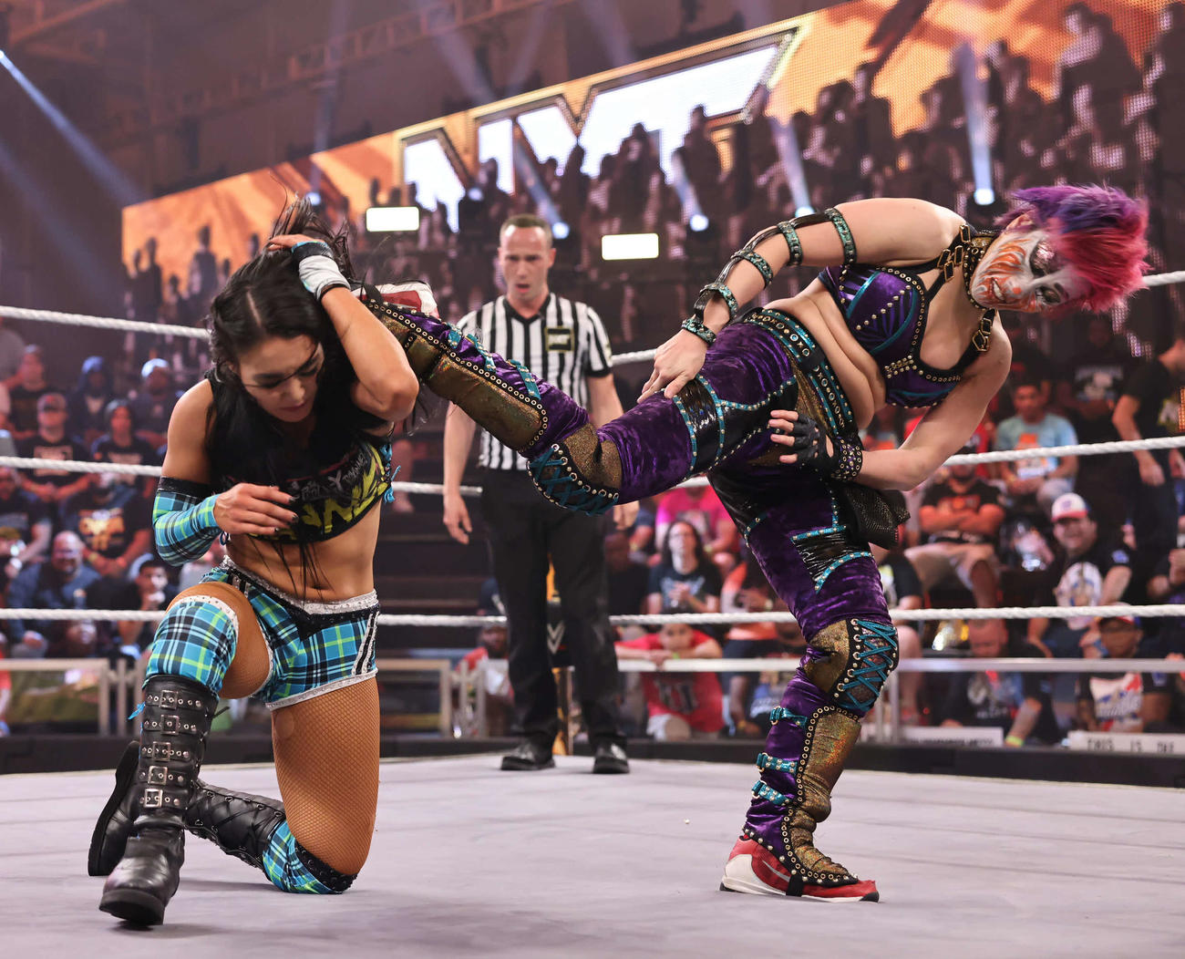 ロクサーヌ・ペレス（左）の後頭部に強烈なキックを浴びせて勝利したアスカ（C）2023 WWE, Inc. All Rights Reserved.