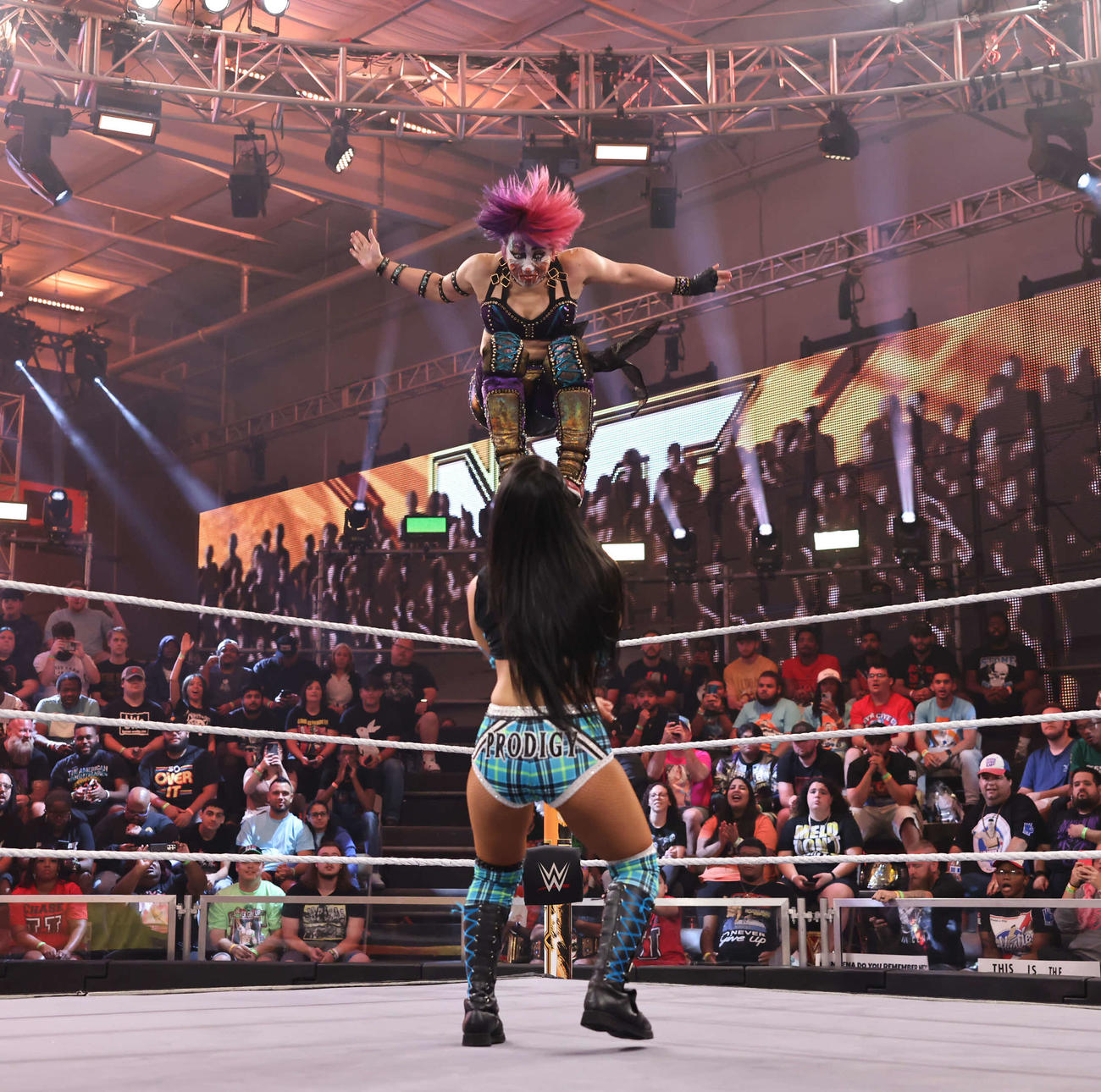 ロクサーヌ・ペレス（手前）にミサイルキックを放ったアスカ（C）2023 WWE, Inc. All Rights Reserved.