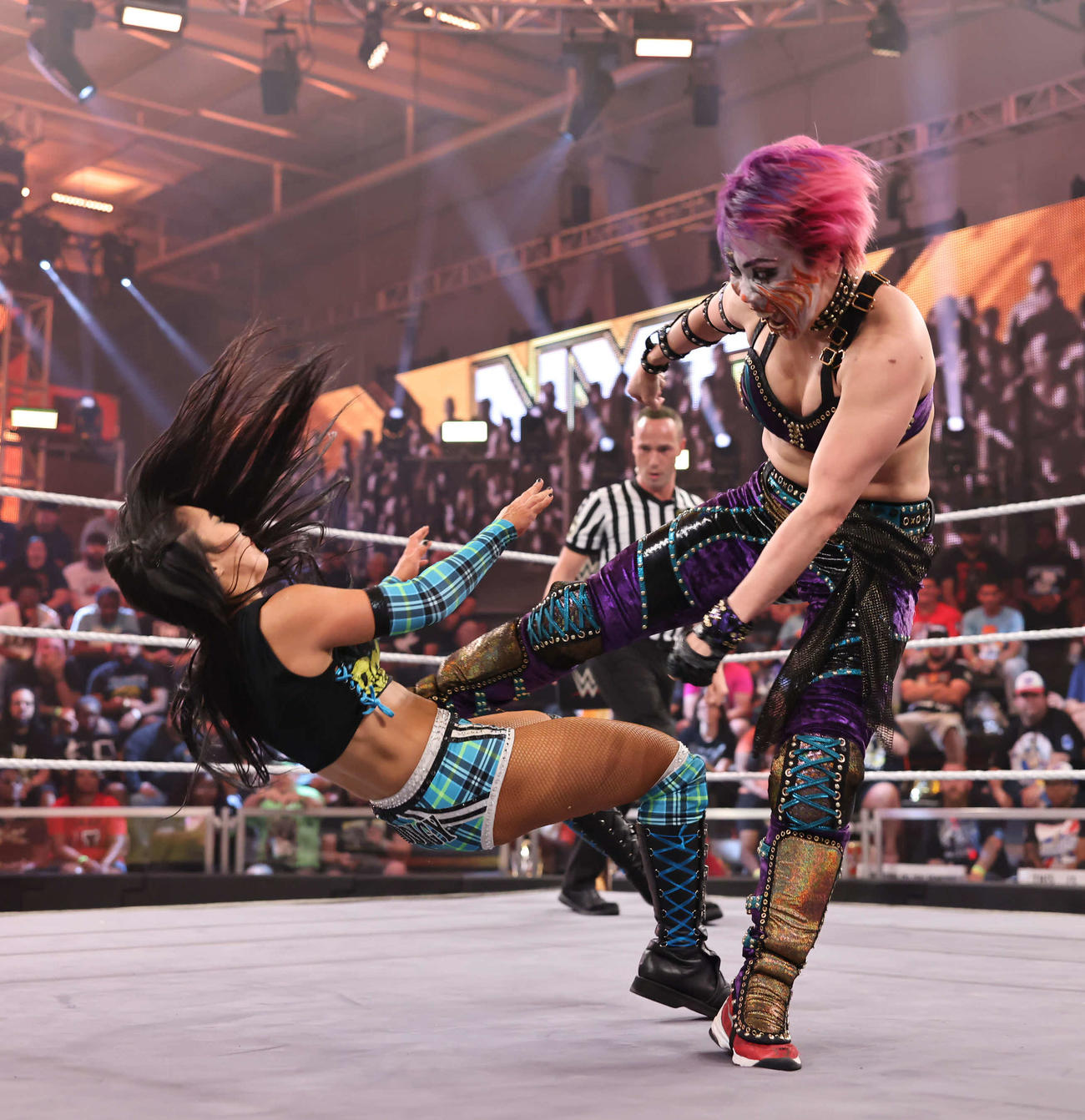 ロクサーヌ・ペレス（左）にミドルキックを浴びせたアスカ（C）2023 WWE, Inc. All Rights Reserved.