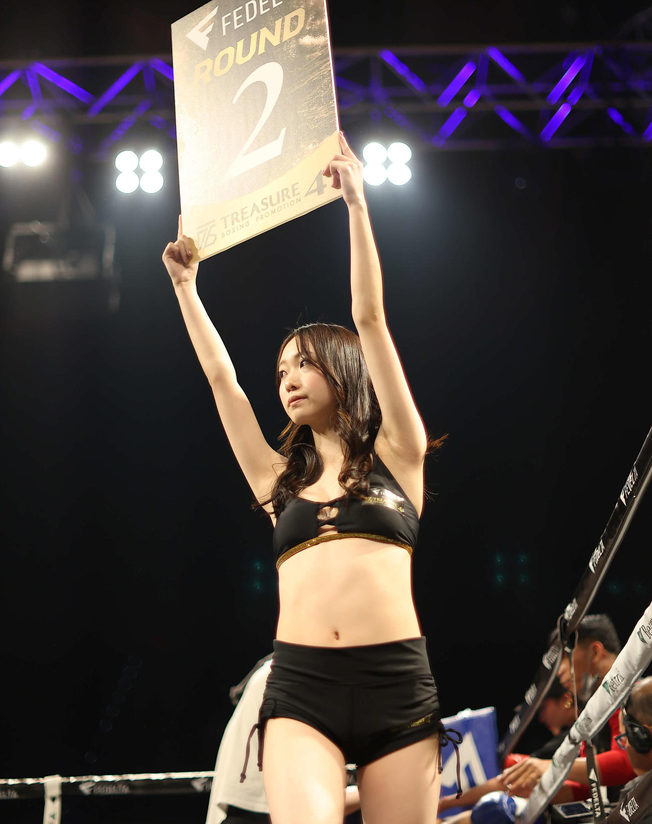 リングを彩るラウンドガール（撮影・河田真司）