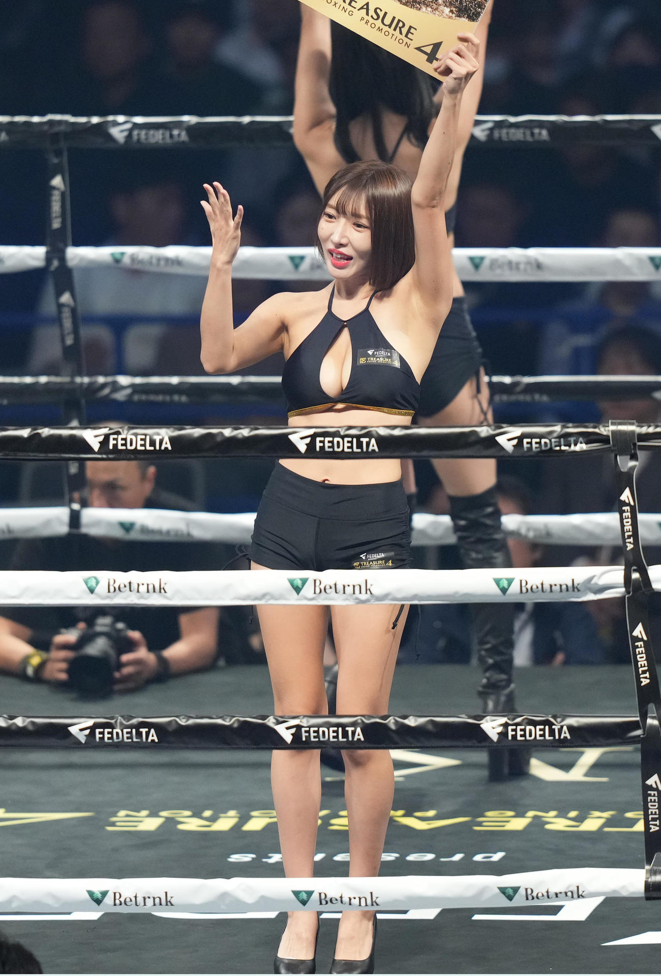 リングを彩るラウンドガール（撮影・菅敏）