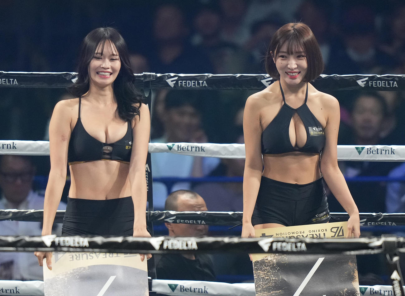 リングを彩るラウンドガール（撮影・菅敏）