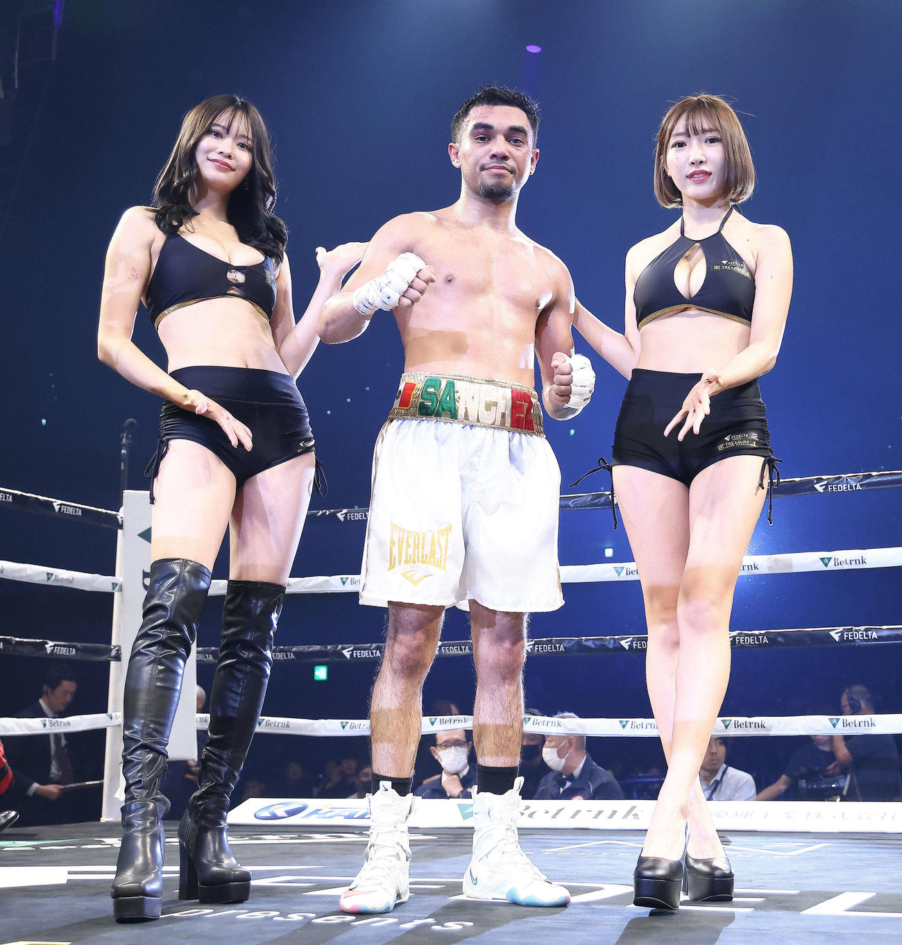 RV・デニエガに判定勝利するサウル・サンチェス（撮影・河田真司）