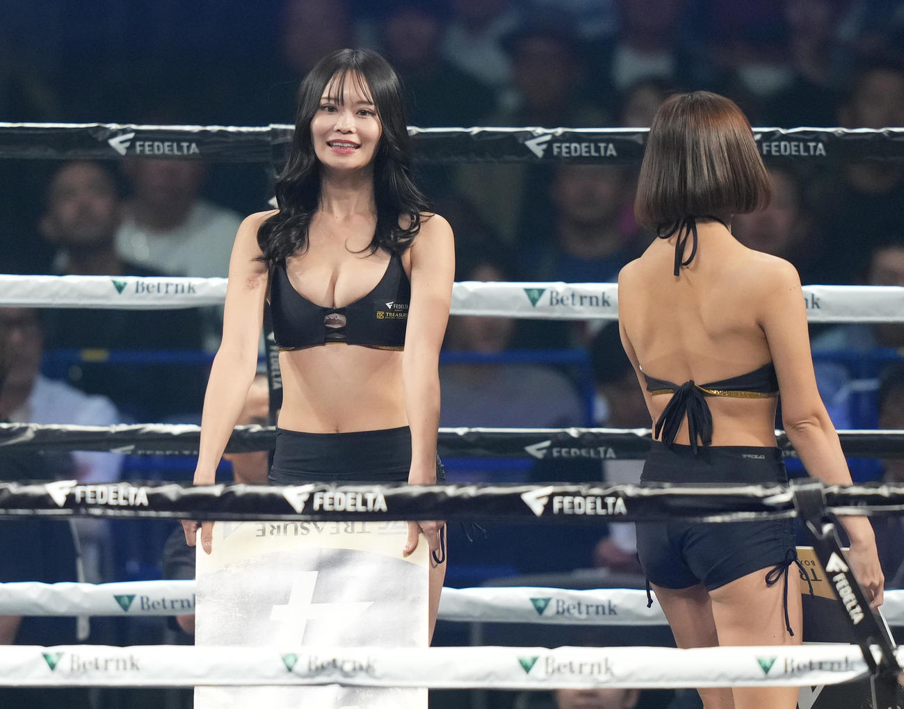 リングを彩るラウンドガール（撮影・菅敏）