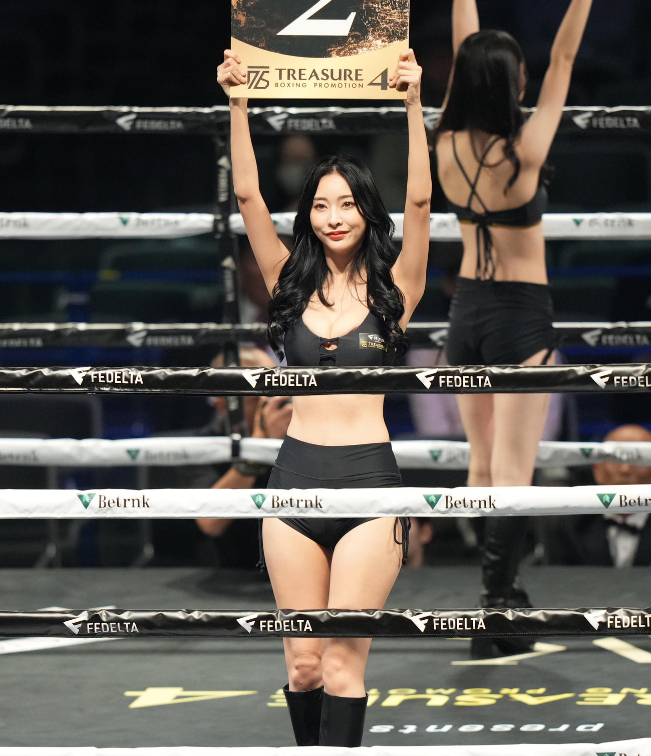 ラウンドガールを務める南真琴（撮影・菅敏）