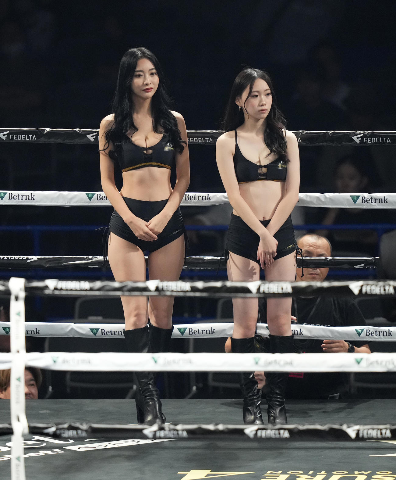 リングを彩るラウンドガール（撮影・菅敏）