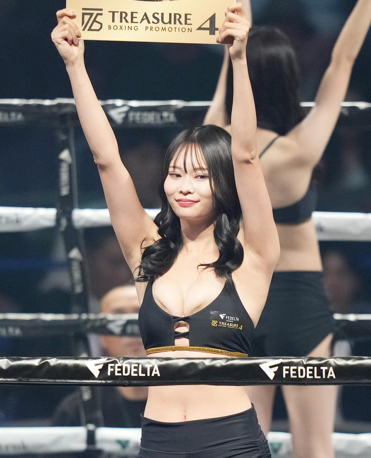 リングを彩るラウンドガール（撮影・菅敏）