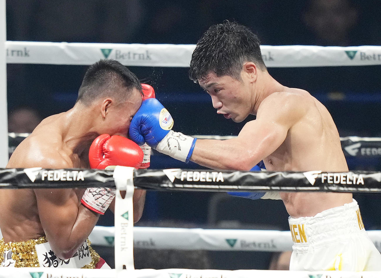 8回、サンティシマ（左）に左フックをヒットさせる藤田（撮影・菅敏）