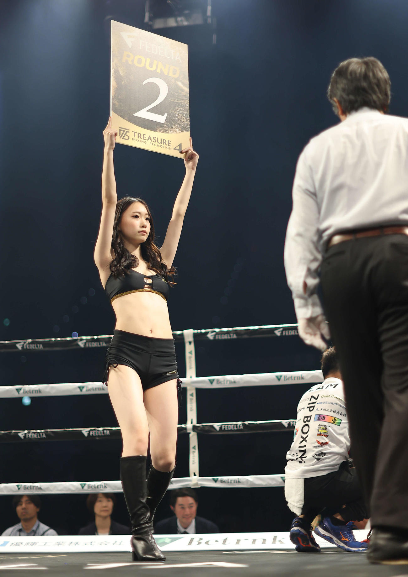 リングを彩るラウンドガール（撮影・河田真司）