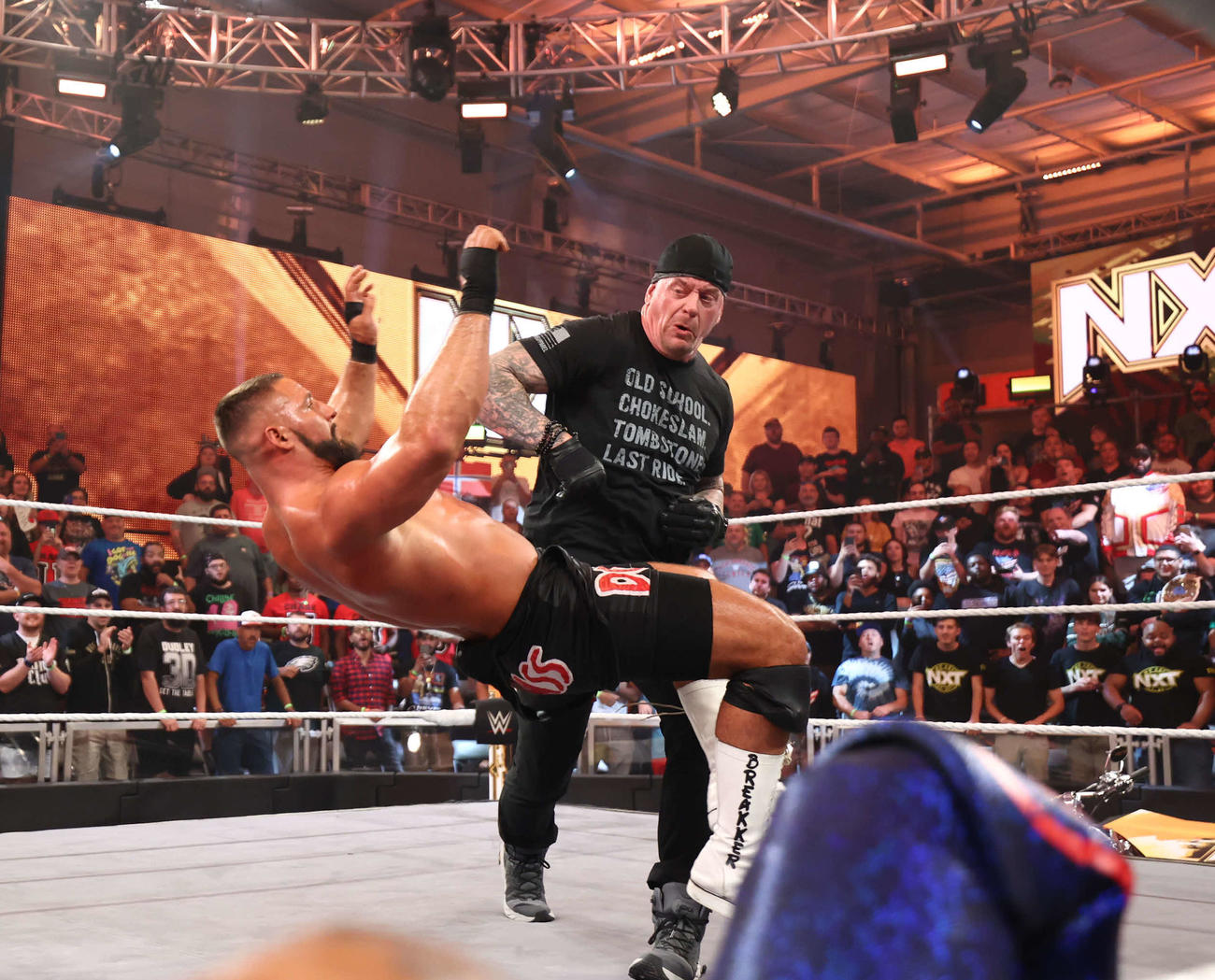リック・スタイナーの息子ブロン・ブレイカー（左）を右拳で殴り倒すジ・アンダーテイカー（C）2023 WWE, Inc. All Rights Reserved.