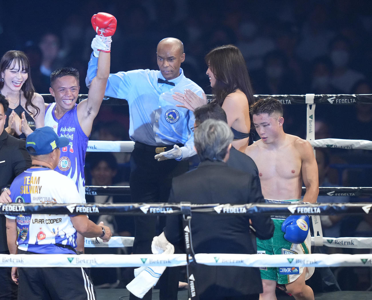 判定でパラス（左から2人目）に敗れ、肩を落とす石沢（撮影・菅敏）