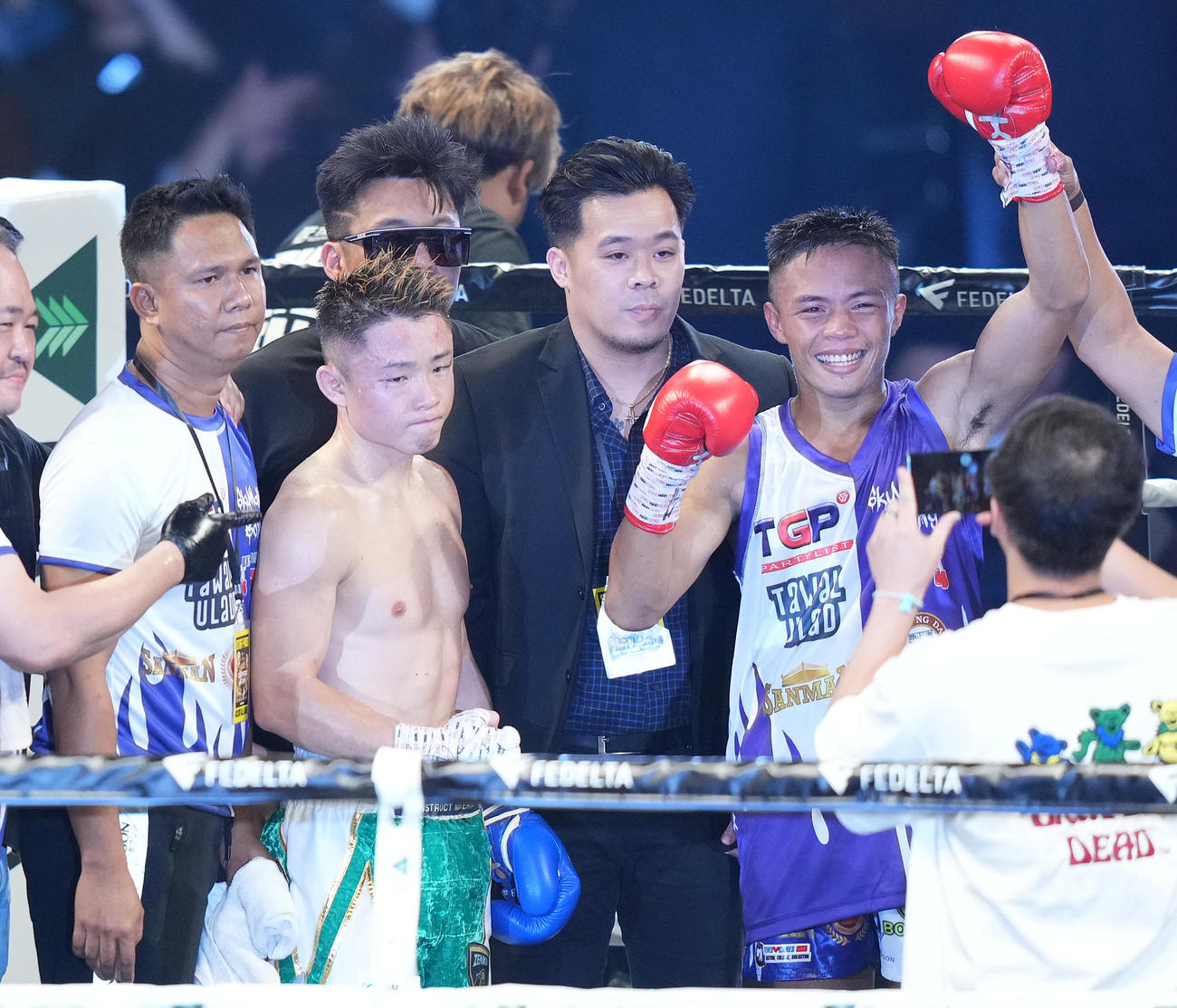 判定でパラス（右端）に敗れ、肩を落とす石沢（左から2人目）（撮影・菅敏）