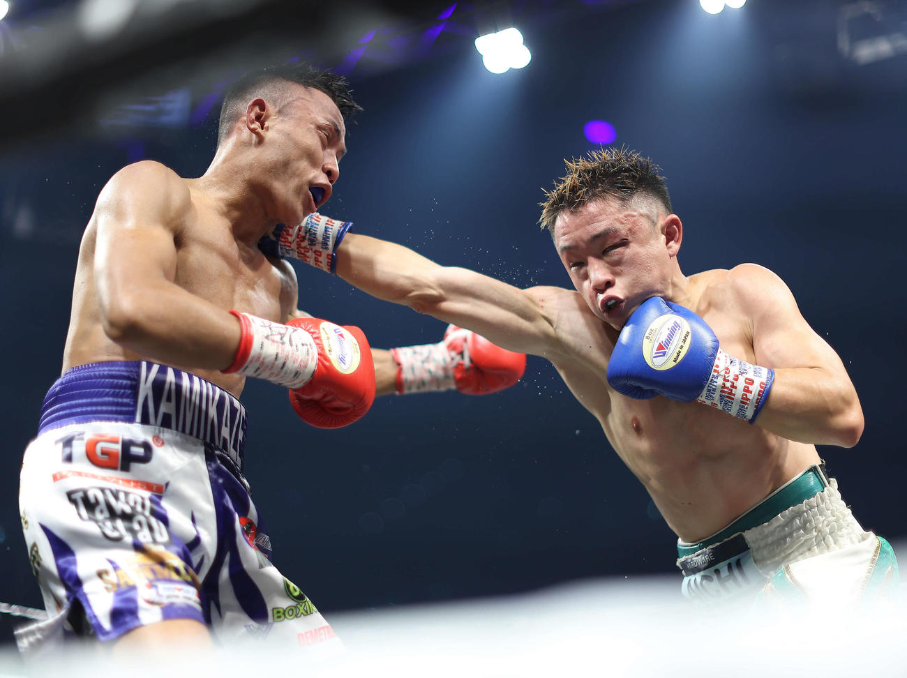 7回、ビンス・パラス（左）を攻める石沢（撮影・河田真司）