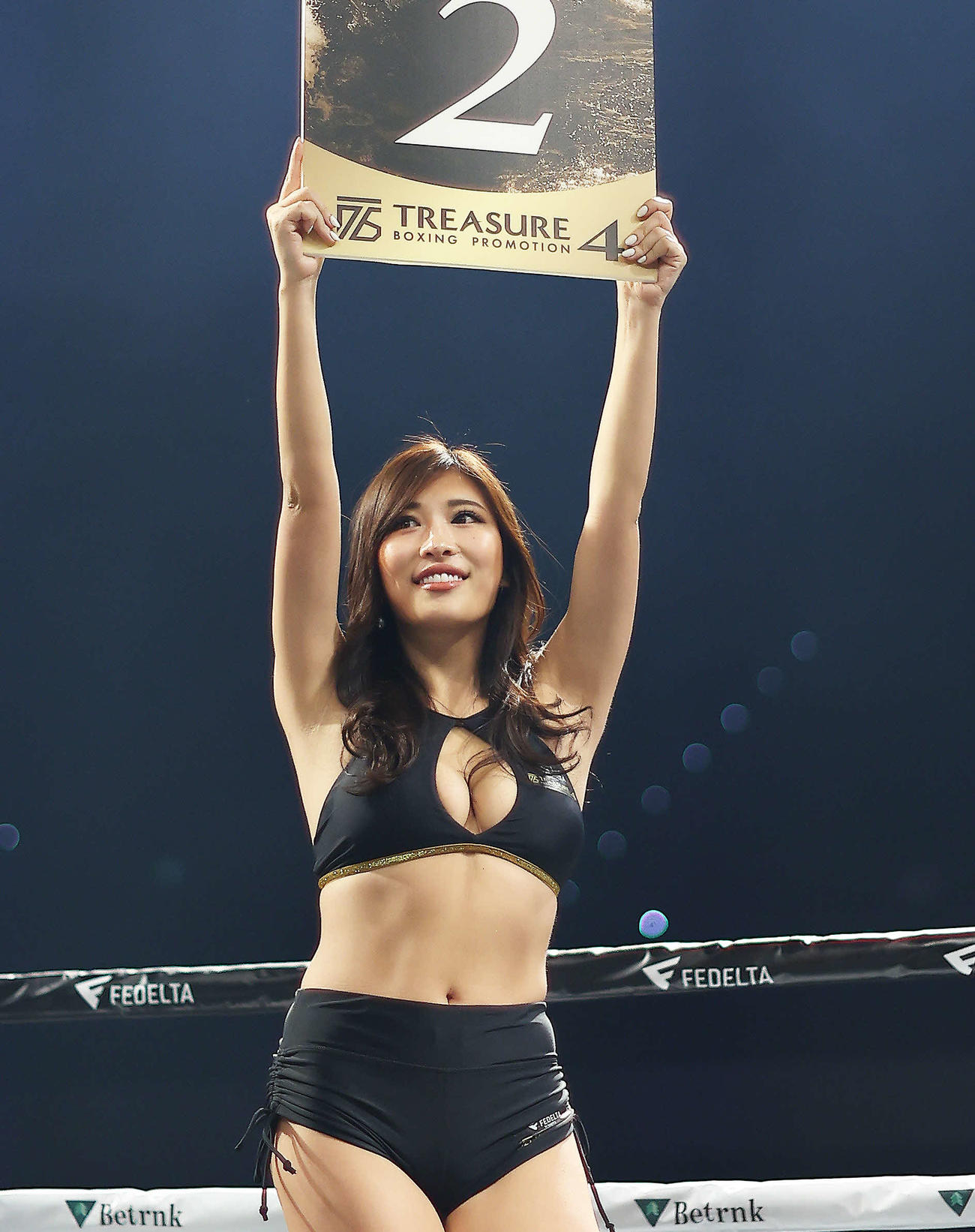 リングを彩るラウンドガール（撮影・河田真司）