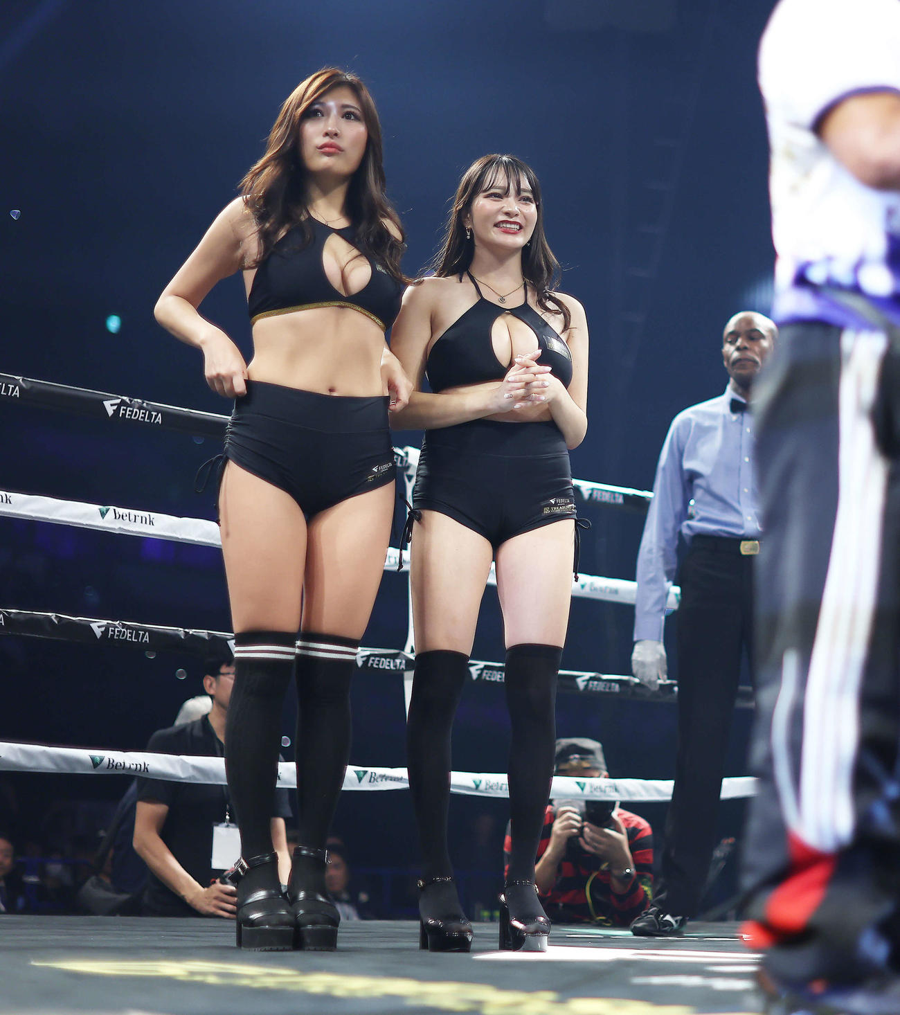 リングを彩るラウンドガール（撮影・河田真司）