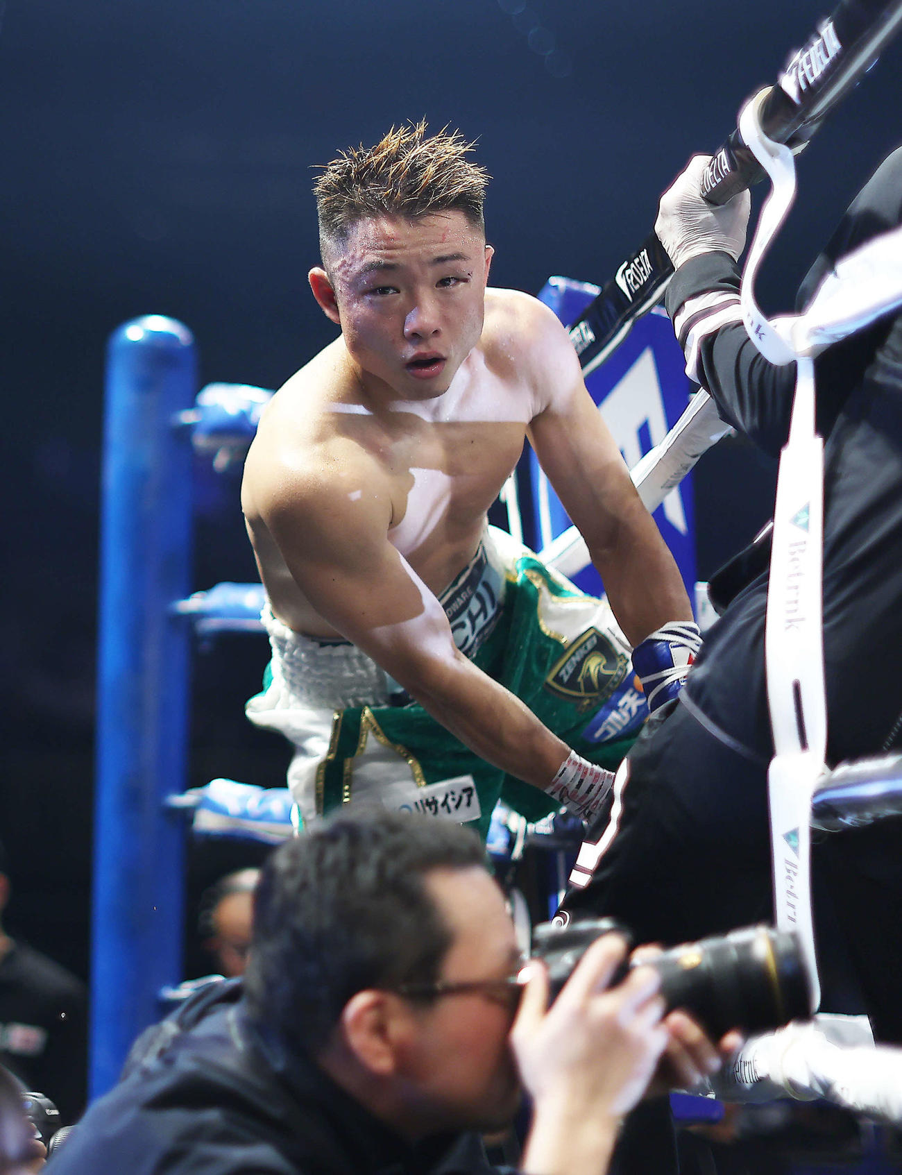 ビンス・パラスに判定で敗れ、リングから引き揚げる石沢（撮影・河田真司）