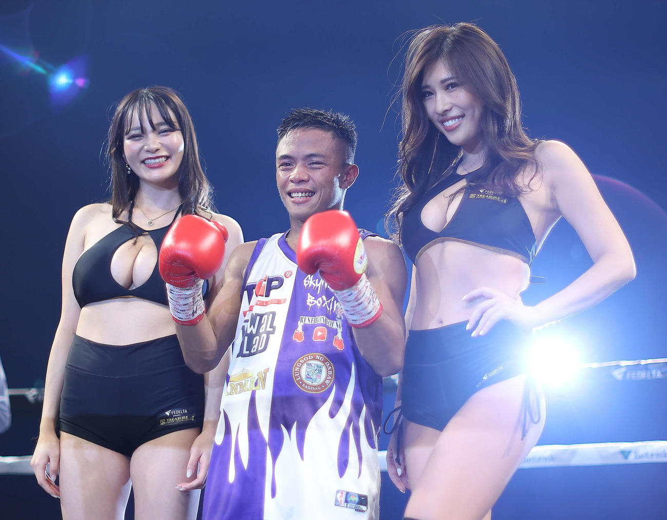石沢に判定勝利し、ラウンドガールと写真に納まるビンス・パラス（撮影・河田真司）
