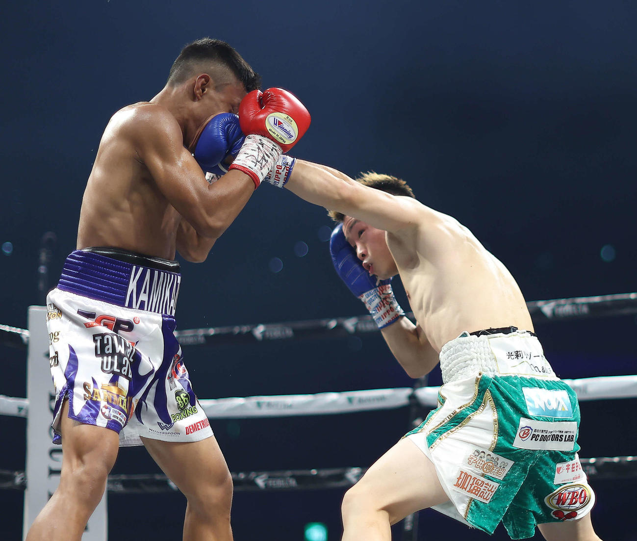 2回、ビンス・パラス（左）にパンチを見舞う石沢（撮影・河田真司）