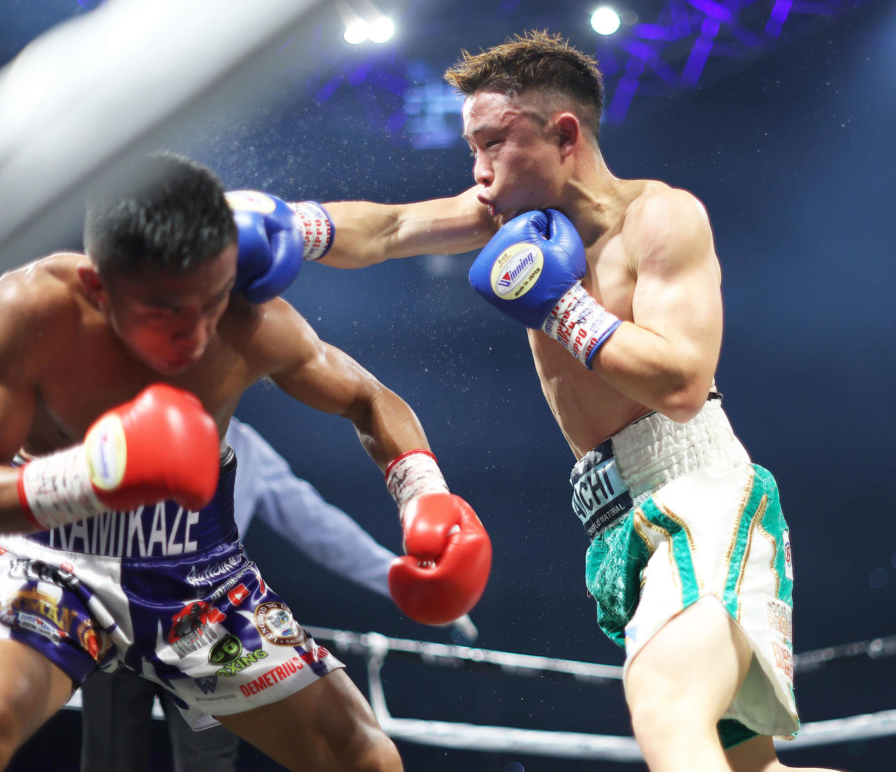 4回、ビンス・パラス（左）にパンチを見舞う石沢（撮影・河田真司）