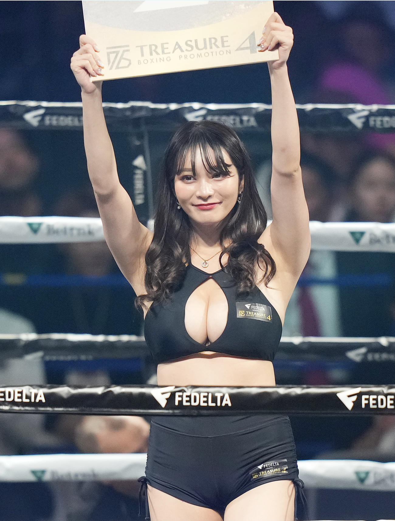 リングを彩るラウンドガール（撮影・菅敏）