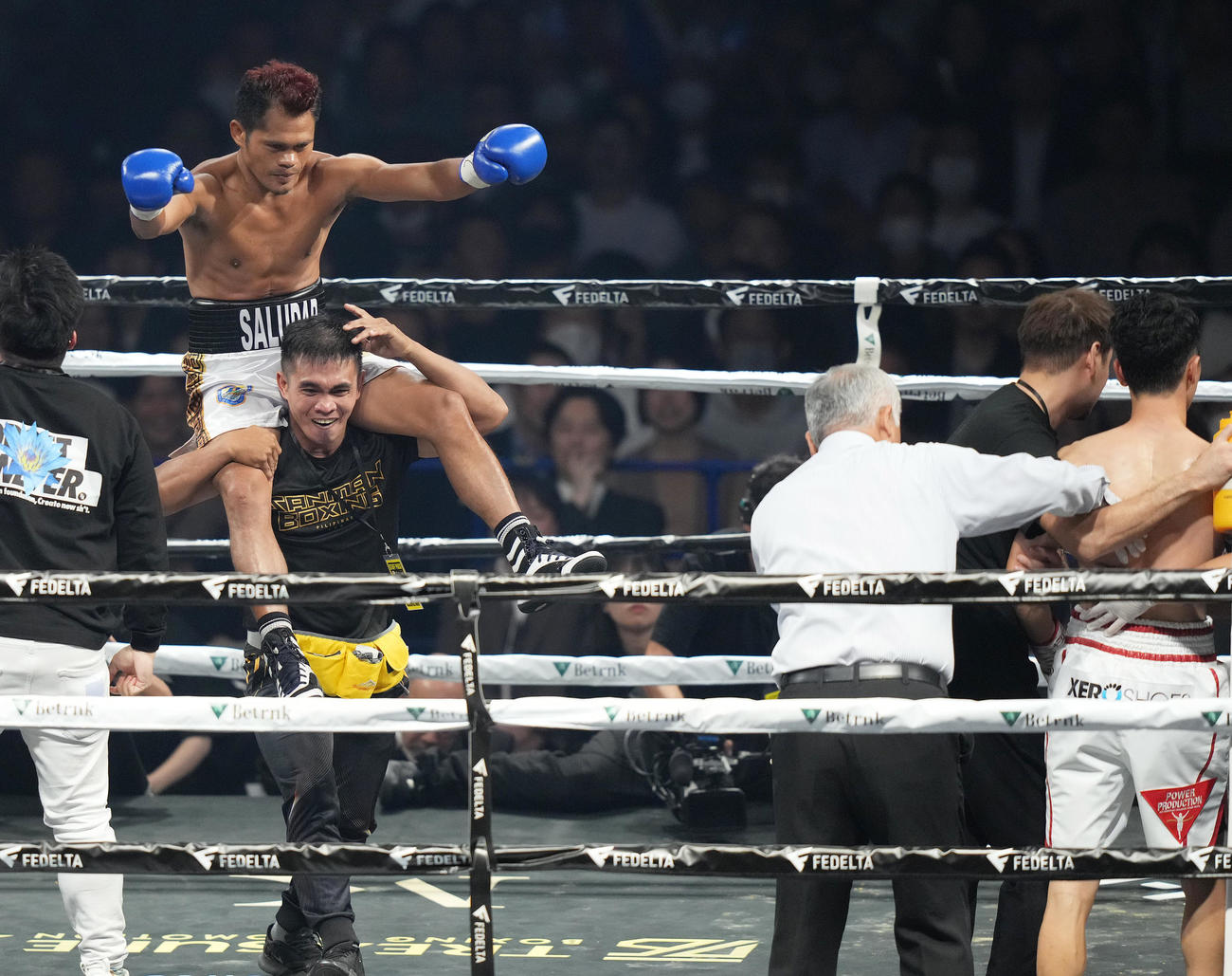 1回、栗原（右）をTKOで勝利し、喜ぶサルダール（撮影・菅敏）