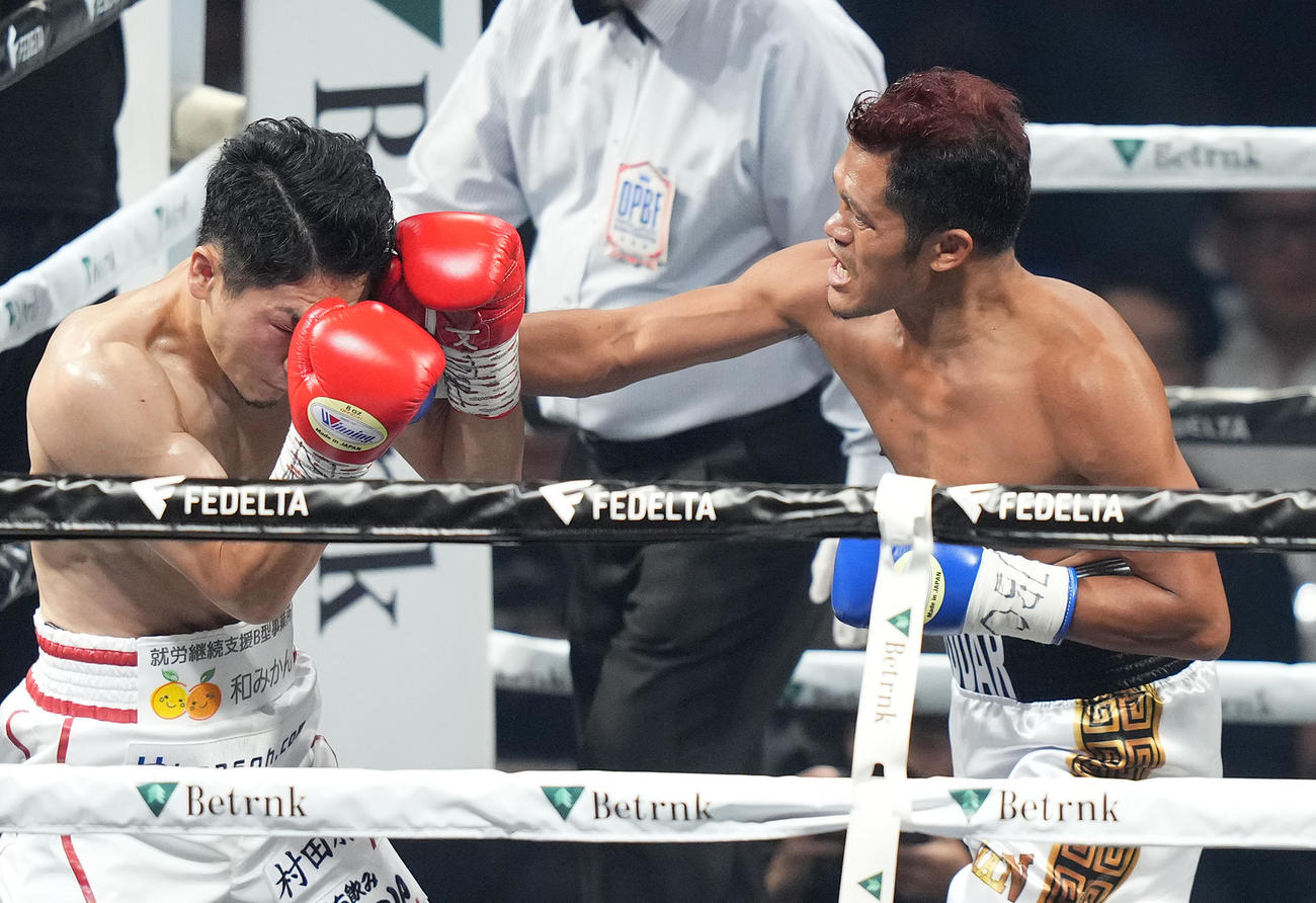 1回、サルダール（右）の強烈な右ストレートを受ける栗原（撮影・菅敏）