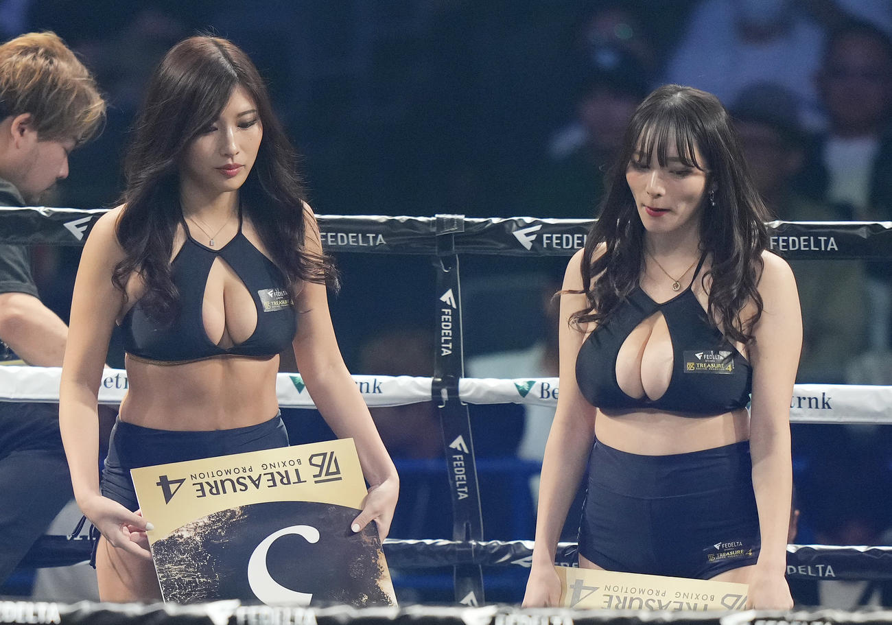 リングを彩るラウンドガール（撮影・菅敏）