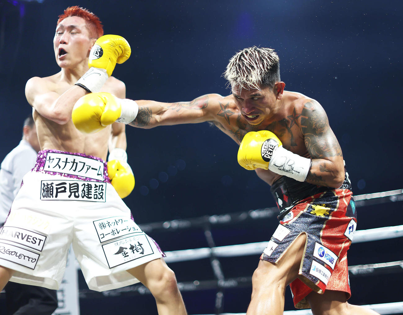 2回、小国（左）を攻めるジョンリール・カシメロ（撮影・河田真司）