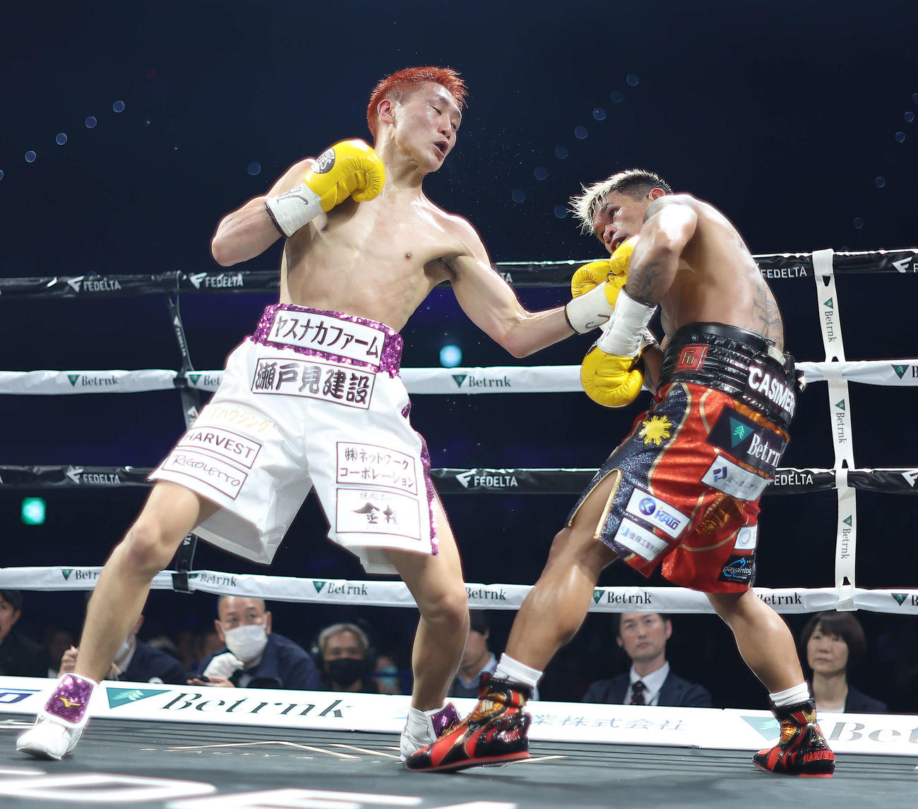 2回、小国（左）はジョンリール・カシメロを激しく攻める（撮影・河田真司）