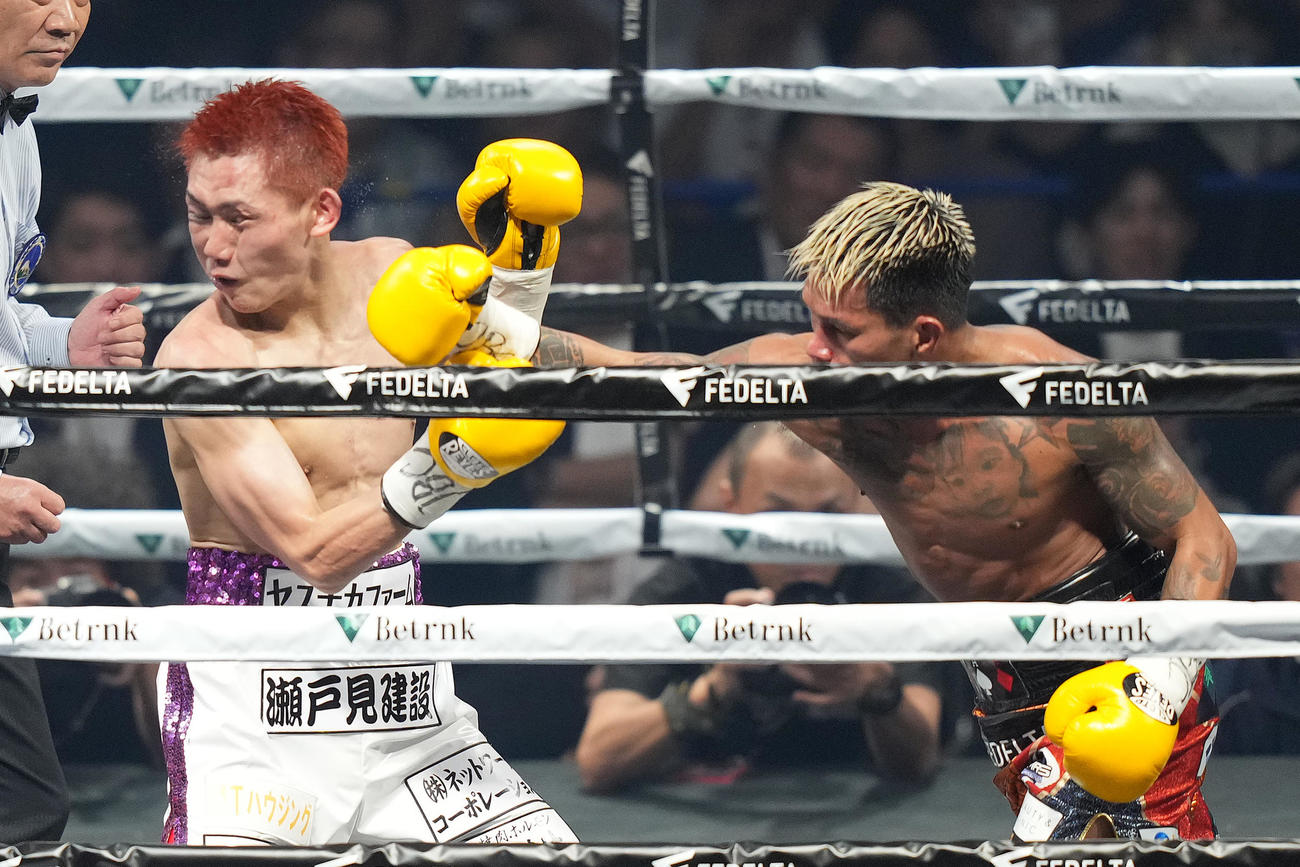 3回、小国（左）の顔面に右ストレートをヒットさせるカシメロ（撮影・菅敏）