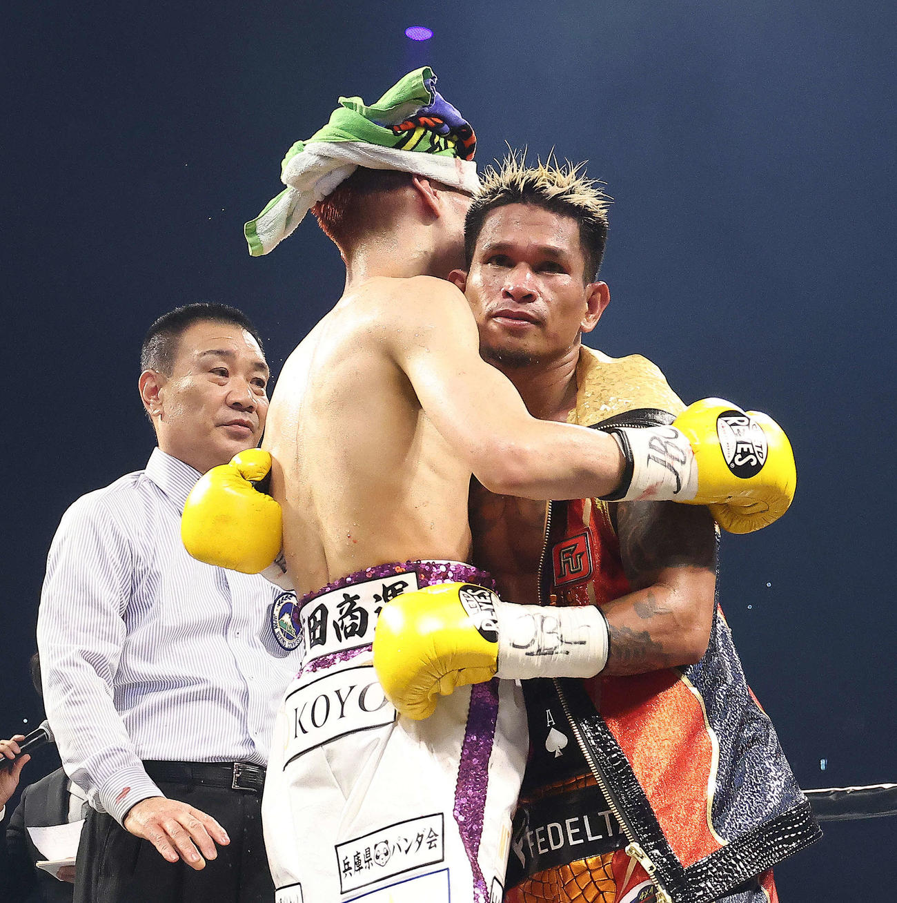 小国（左）の負傷により引き分けとなり、あいさつするジョンリール・カシメロ（撮影・河田真司）