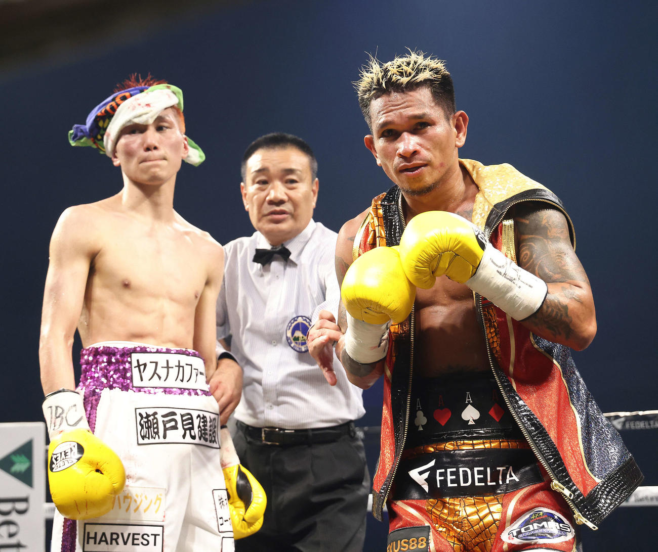 小国（左）の負傷により引き分けとなり、あいさつするジョンリール・カシメロ（撮影・河田真司）