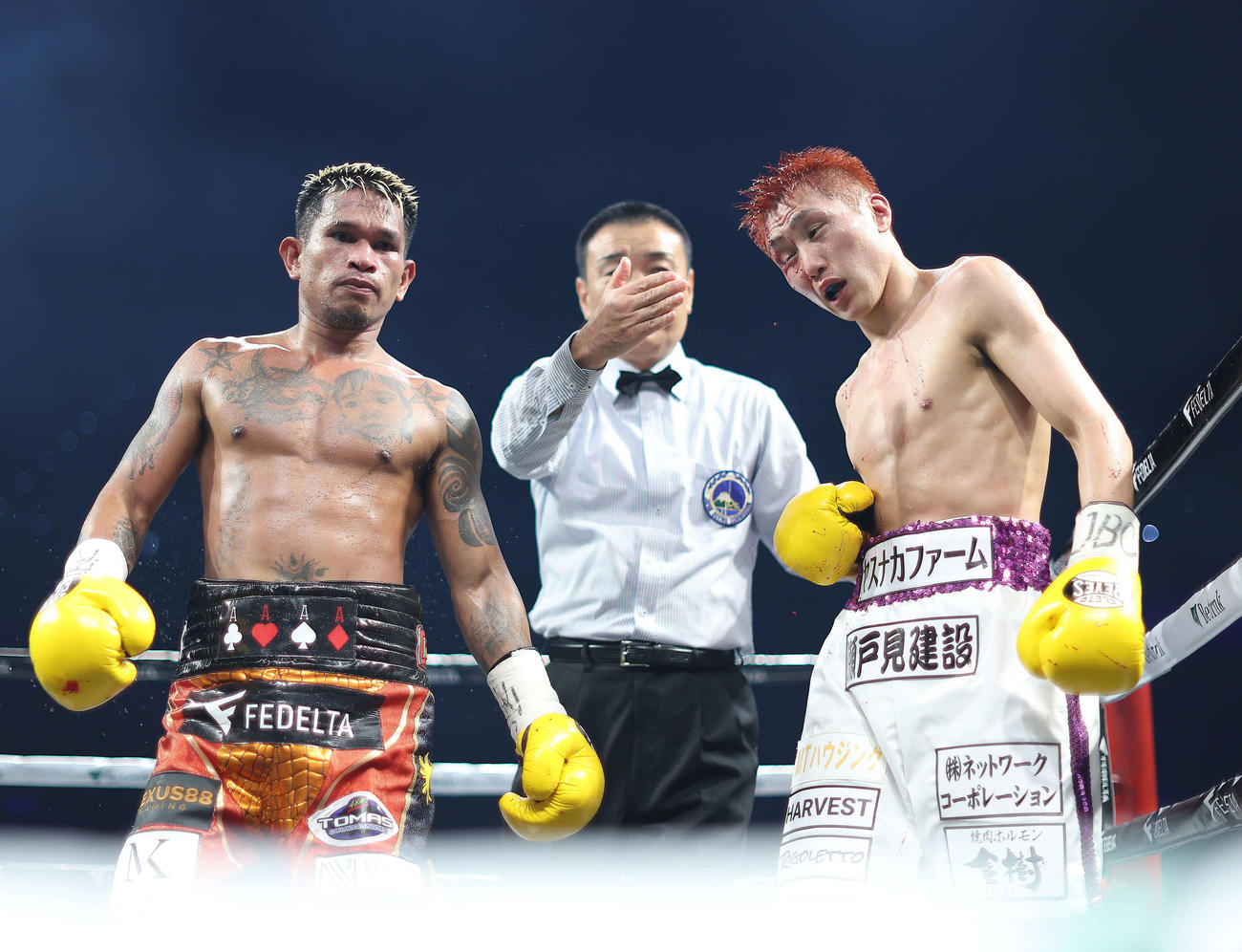 4回、小国（右）が流血し、レフェリーストップがかかる。左はカシメロ（撮影・河田真司）