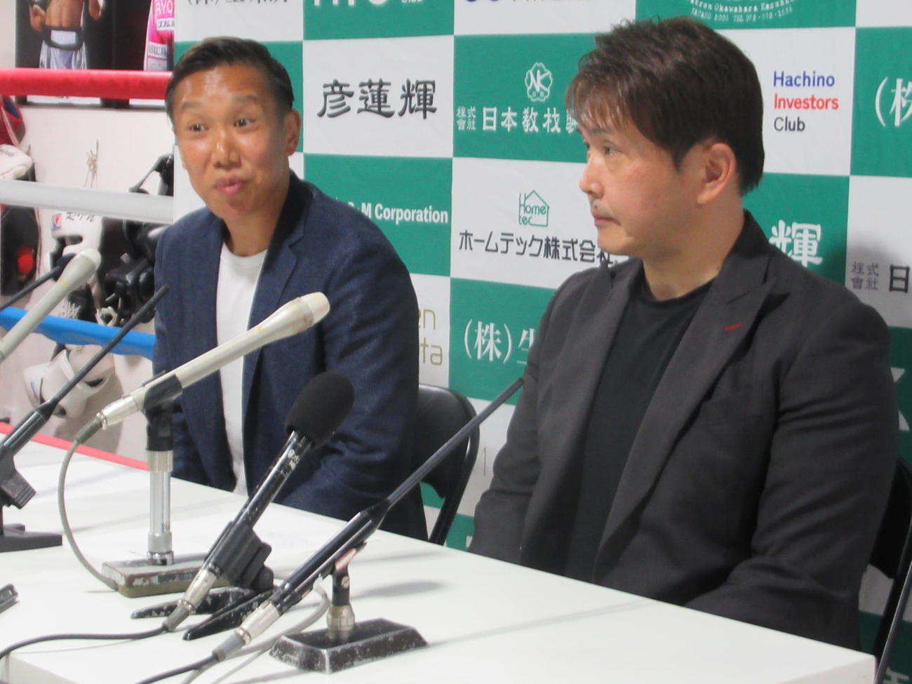12・10準公式試合出場の会見に臨んだ真道（左）とグリーンツダジム本石会長（撮影・実藤健一）